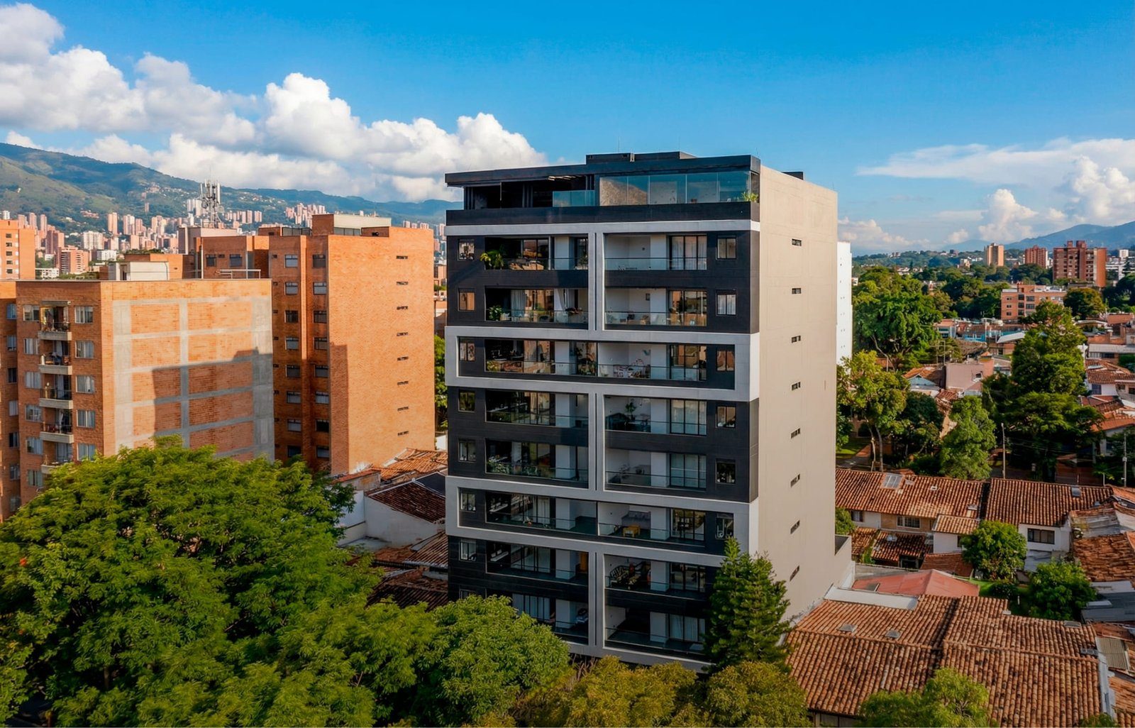 Edificio de Girona en Medellín con las montañas al fondo